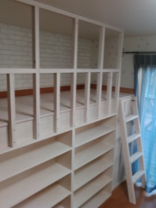 ベッドを置く場所がなくなってしまうので, ロフト風にして間仕切り壁を利用して本棚を造りました