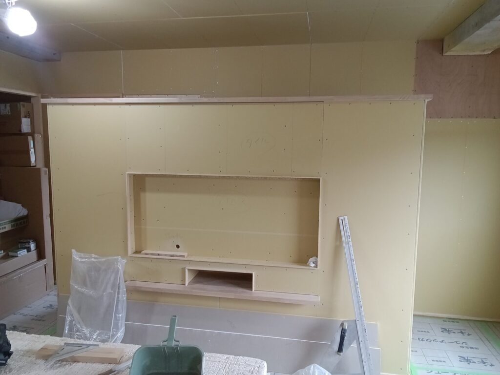 【横須賀リノベーション現場レポート】TV台造作スタート！
